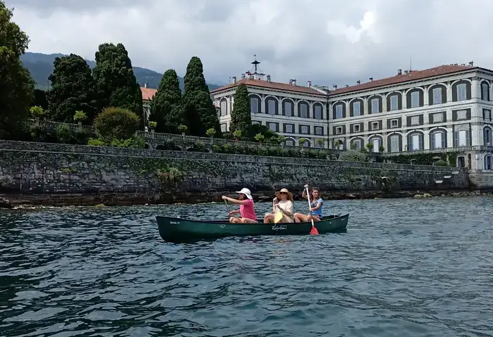 Tour in canoa sul Lago Maggiore alle Isole Borromee thumbnail 2