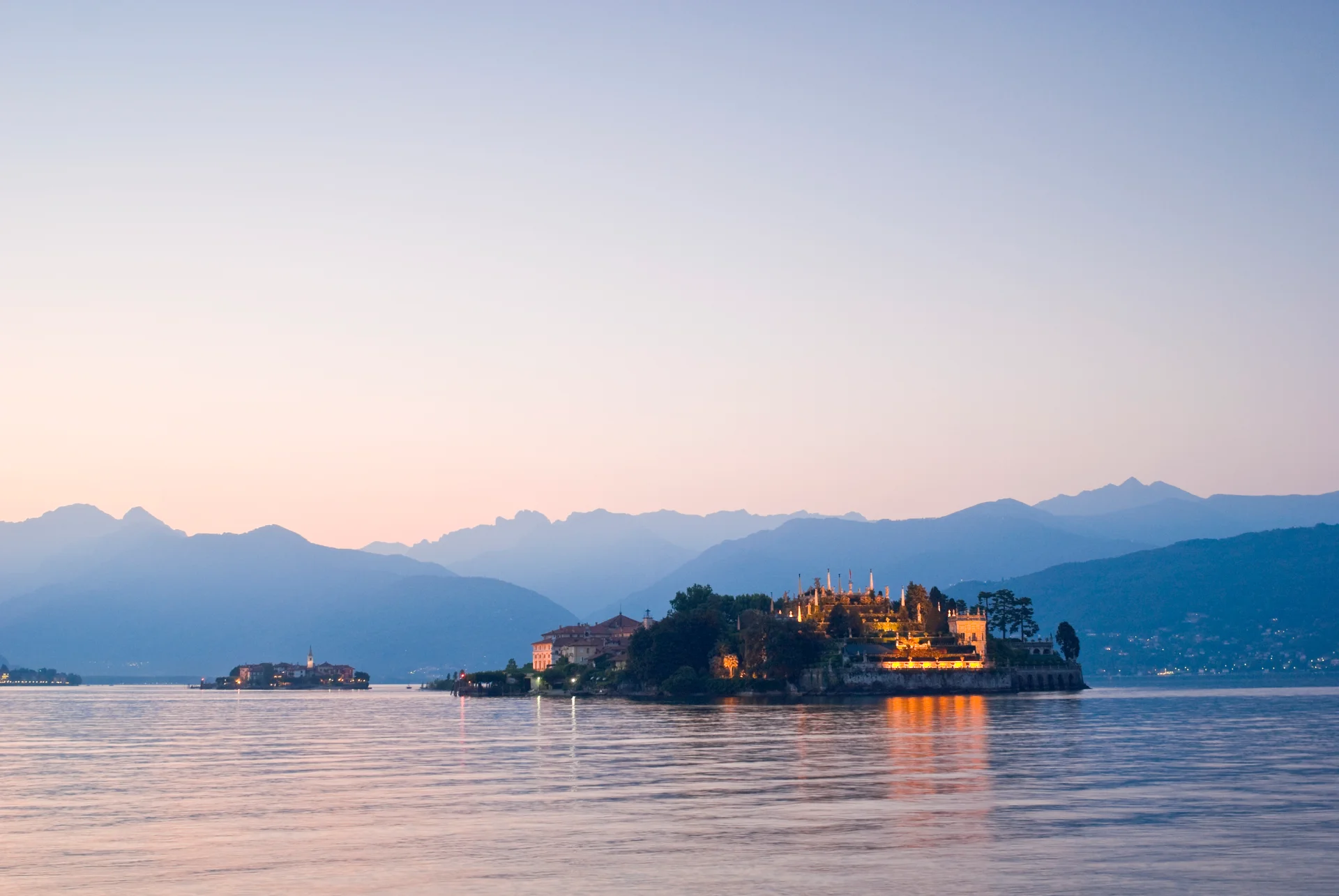 Tour al Tramonto: Visita Guidata serale di Baveno o Stresa (1 ora) thumbnail 2