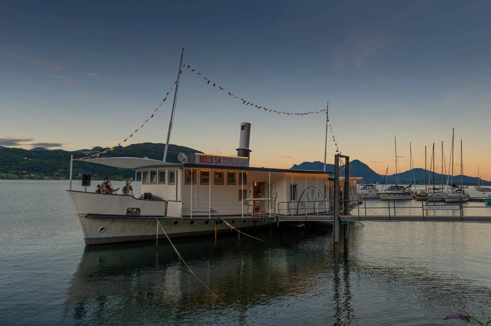 Boat Fish Dining Experience: A Journey Through Local Flavors